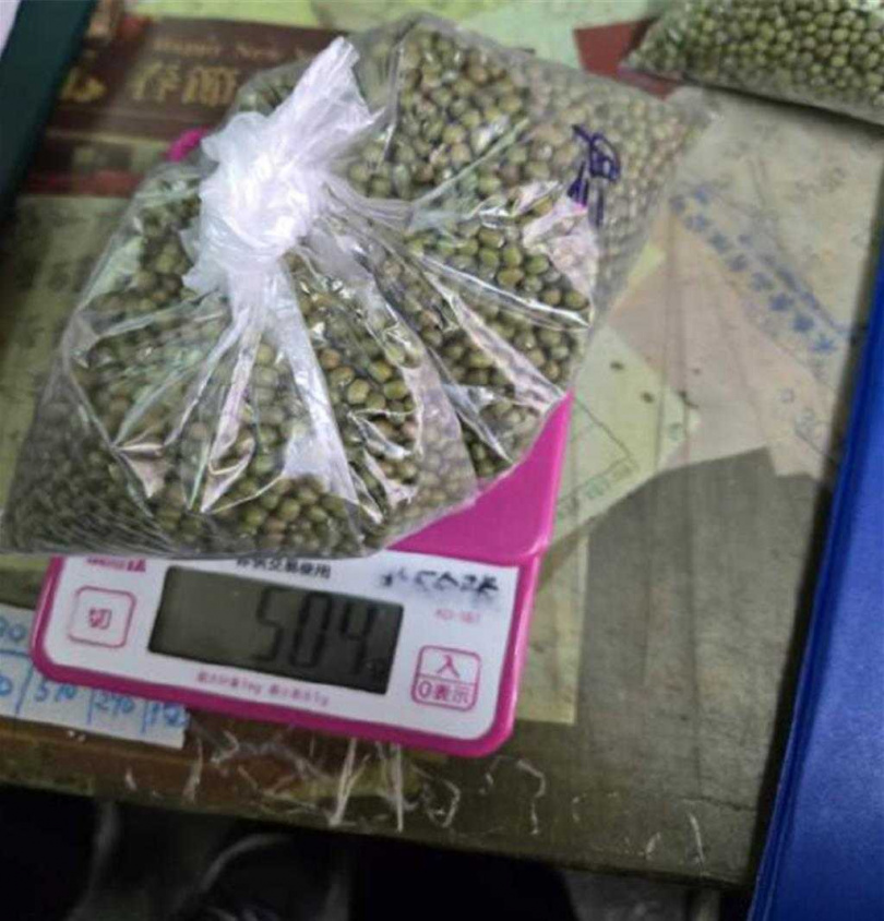 台北市衛生局4月至零售業者、超市、賣場等處共計抽驗30件穀豆類產品，17日公布檢驗結果，共有3件進口自印尼及緬甸的綠豆農藥殘留超標，已要求下架，並將依《食品安全衛生管理法》依開罰6萬至2億元。圖為農藥超標綠豆。（圖／北市衛生局提供）
