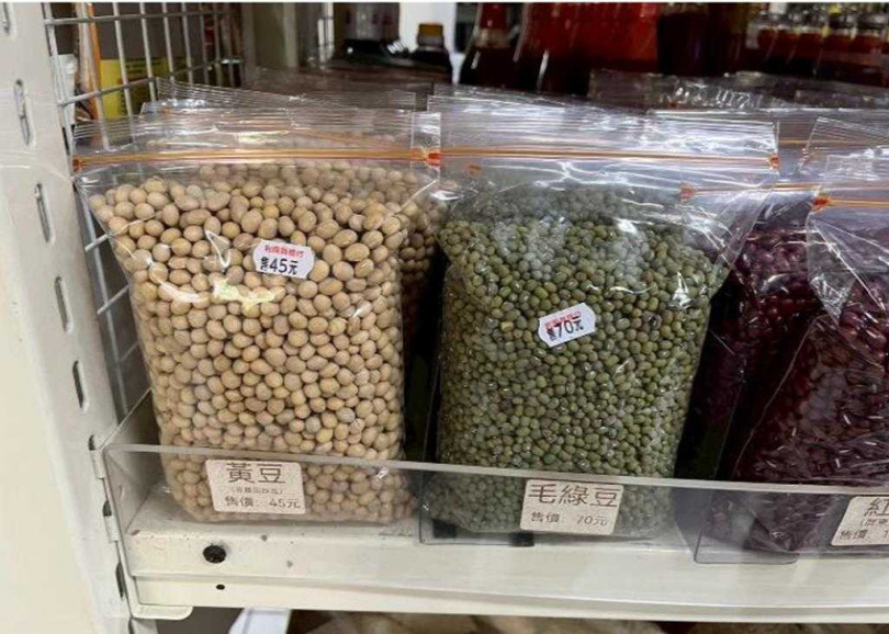 台北市衛生局4月至零售業者、超市、賣場等處共計抽驗30件穀豆類產品，17日公布檢驗結果，共有3件進口自印尼及緬甸的綠豆農藥殘留超標，已要求下架，並將依《食品安全衛生管理法》依開罰6萬至2億元。圖為農藥超標綠豆。（圖／北市衛生局提供）