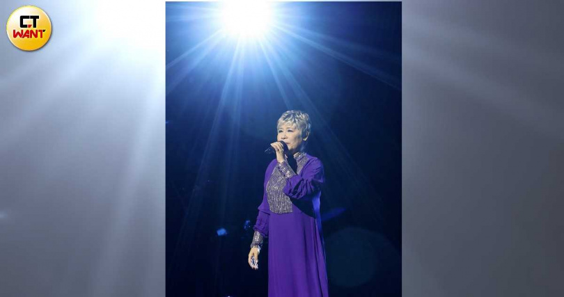 黃小琥一開場就帶來〈滅絕〉、〈破繭〉、〈說到做到〉等一連串金曲。（圖／侯世駿攝）