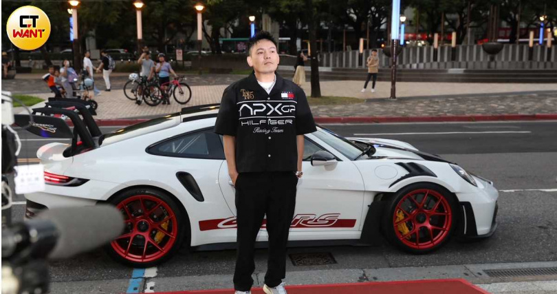 「玖壹壹」春風聽到柯震東因漏水判賠鄰居23萬多，當場大笑好幾聲。（圖／侯世駿攝）