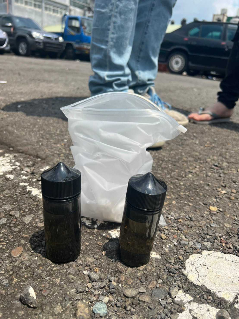 警方於車廂內搜出二級毒品依託咪酯菸油及空菸彈。（圖／翻攝畫面）