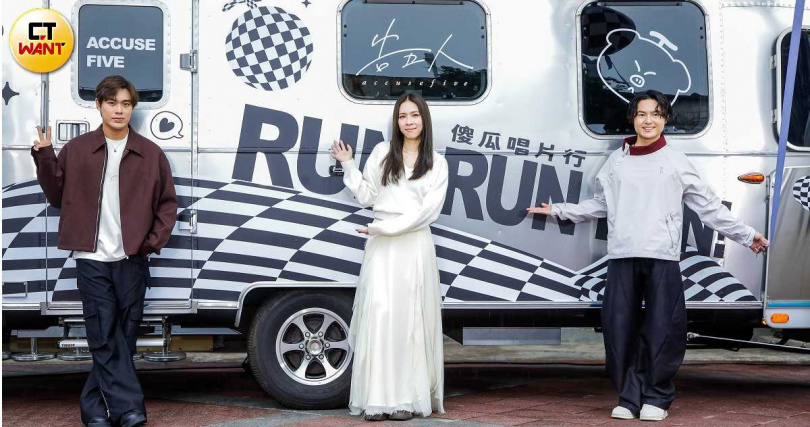 面對外界的聲音，告五人消化得很快。（圖／趙文彬攝）