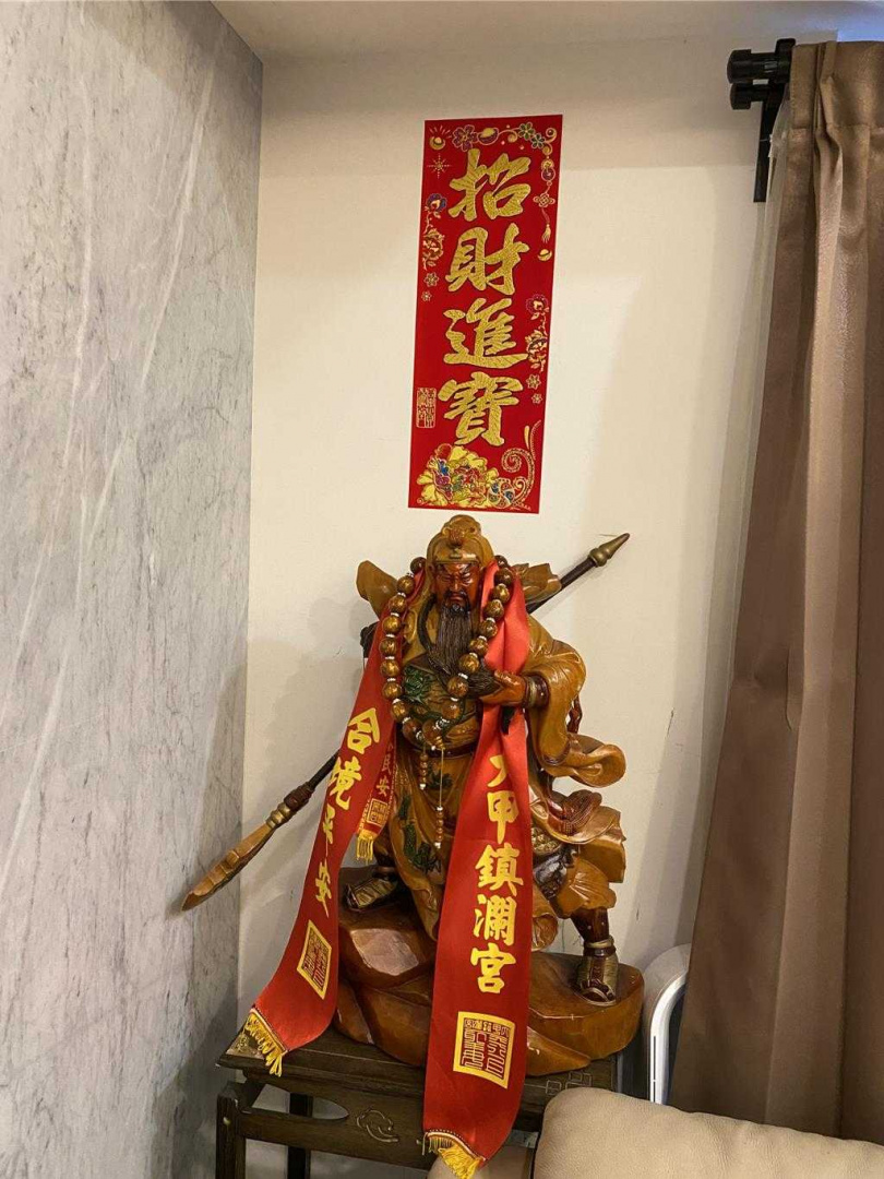 台中警方破獲暴力討債集團,現場查獲M4突擊步槍及大量子彈等證物。(圖/翻攝畫面)