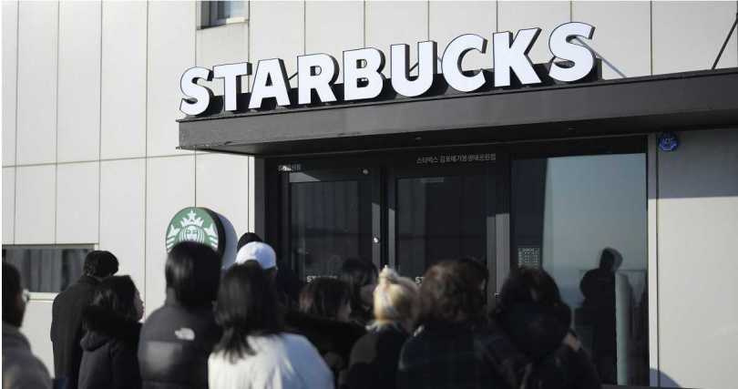 星巴克愛妓峰和平生態公園店，可直接遠望北韓景色，吸引大批遊客朝聖。（圖／達志／美聯社）