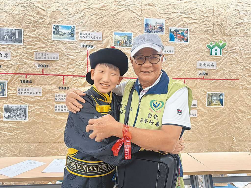 80歲認養人莊慶琮（右）和15歲的圖布新巴雅爾（左）首度相見。（圖／中國時報潘虹恩攝）