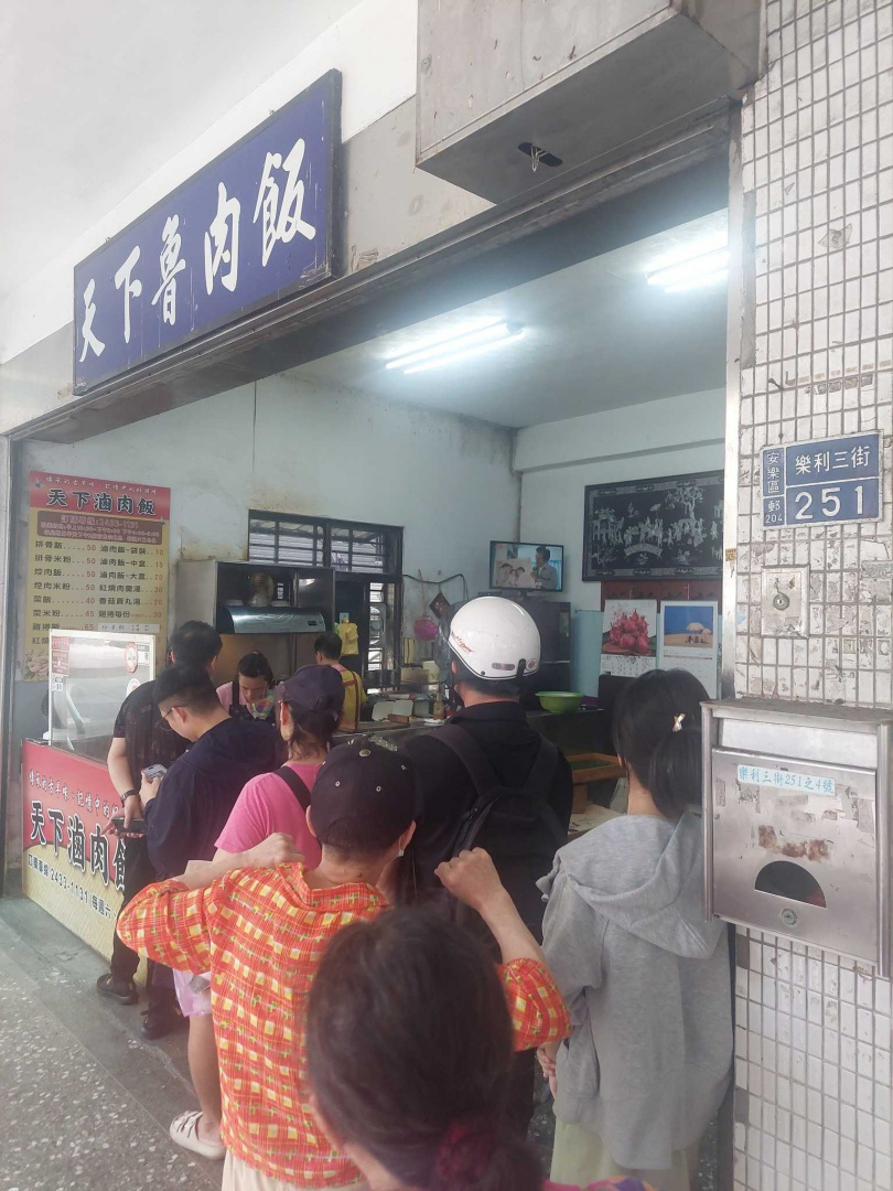 排骨便當和控肉飯只要50元。(圖/翻攝自臉書社團「基隆人日常」)