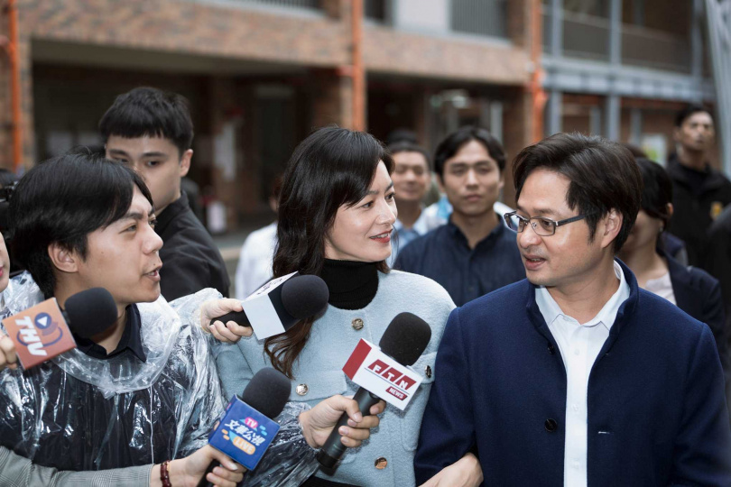 《零日攻擊》Janet（中）與鄭有傑（右）飾演夫妻。（圖／牽猴子）