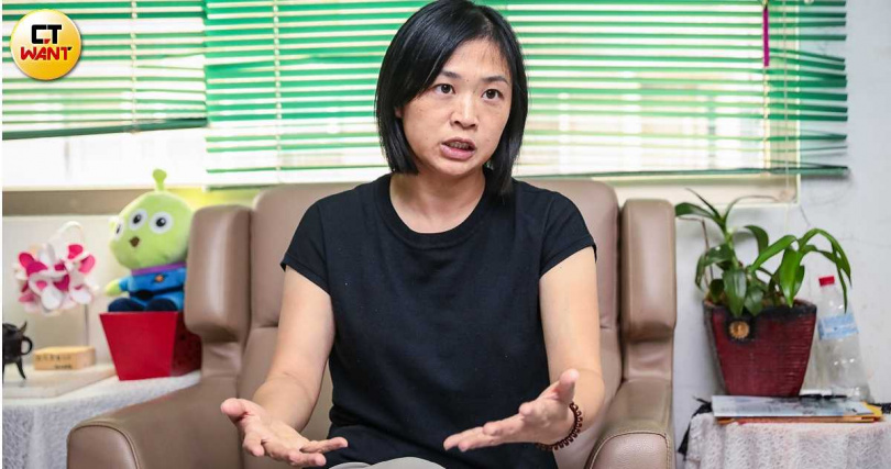 新北市議員鄭宇恩要求社會局徹查此事,讓專業團隊接手,以全面保護孩子身心健康。(圖/黃耀徵攝)