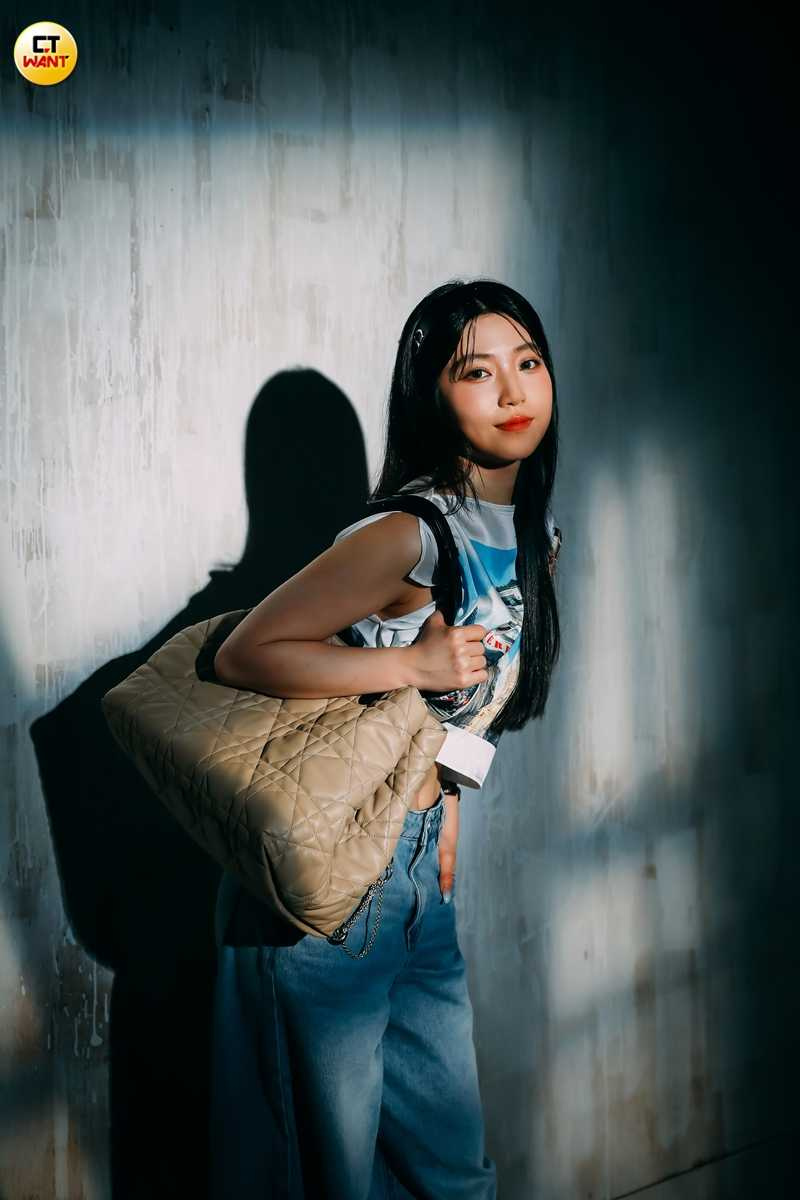 雖然獨自到異國生活,但言芯自認是個耐得住寂寞的人。(圖/侯世駿攝)