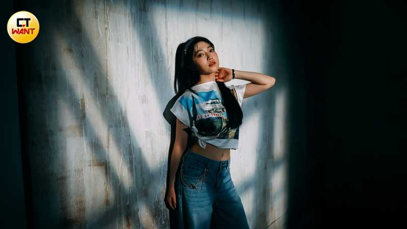 在英國讀大學的言芯是個學霸,之後會繼續攻讀研究所。(圖/侯世駿攝)