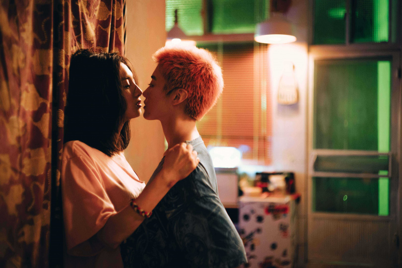 韓寧（左）首度主演電影《女孩不平凡》與鄧濤共譜戀曲。（圖／綺影發行提供)