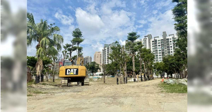 高市水利局表示，正義公園滯洪池2024年開挖後，遭遇原址下方舊水道及相關設施結構問題，因此先停工處理，目前問題已在今年8月初排除，剩餘調節池旁步道鋪設以及草皮鋪植，預計今年9月底會完工。（圖／中國時報記者紀爰攝）