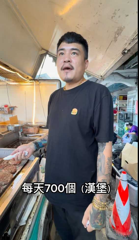 老闆開著漢堡餐車到光復，提供給鏟子超人美味漢堡。（圖／翻攝臉書／吳鳳）