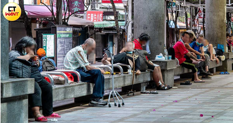 警方到場後，暫未發現以金錢交換個資情事，但仍對主導的黃姓男子等5人進行初步盤查。（圖／示意圖／資料照）