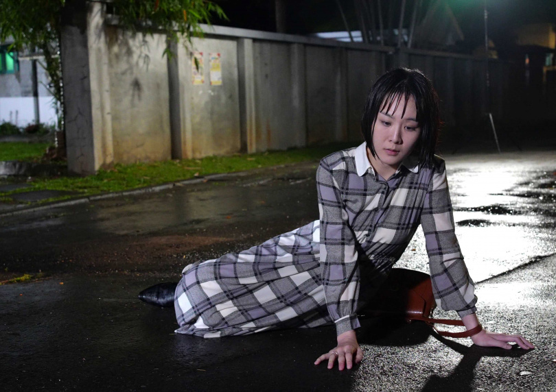 何宜珊劇中失戀淋雨戲拍了整個晚上。（圖／台視）