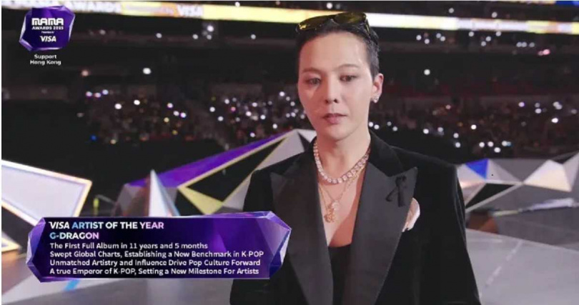 GD從周潤發手中接下年度藝人獎,兩人睽違十年再度同台,場面溫馨又歡樂。(圖/翻攝自Mnet Plus)