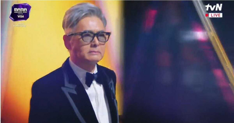 周潤發現身MAMA典禮,以三語發言哽咽致詞,呼籲全場為香港火災罹難者祈福。(圖/翻攝自MyVideo)