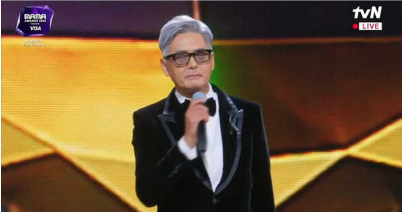 周潤發現身MAMA典禮,以三語發言哽咽致詞,呼籲全場為香港火災罹難者祈福。(圖/翻攝自MyVideo)