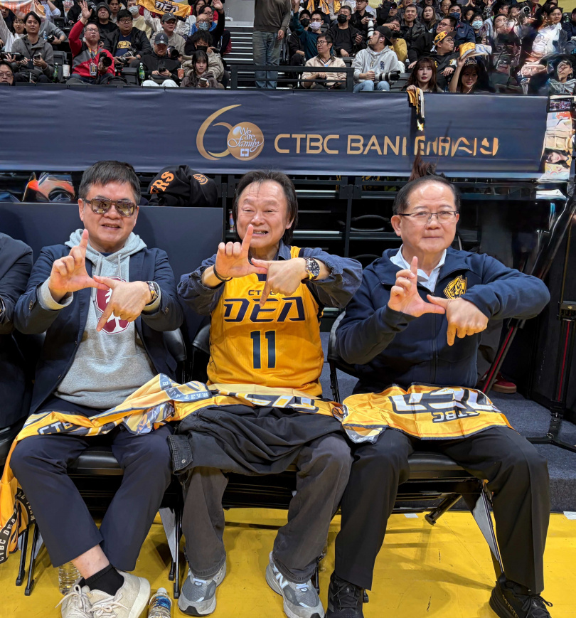 中信育樂董事長陳國恩(右)、立委王世堅(中)與TPBL會長莊瑞雄(左)一起為中信特攻應援。(圖/中信特攻籃球隊提供)