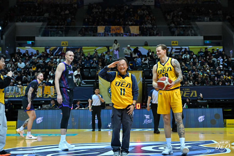 立委王世堅為賽事開球。(圖/中信特攻籃球隊提供)