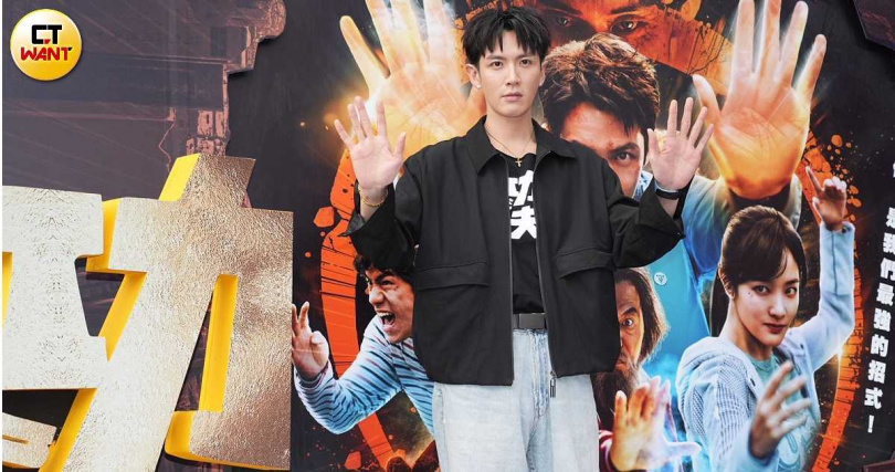 柯震東飾演萬年高中生不怕影迷看膩。(圖/蘇聖倫攝)