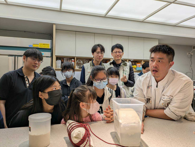 南市府攜手民間傳遞溫暖，弱勢兒少品嘗世界冠軍麵包。（圖片提供／台南市政府）