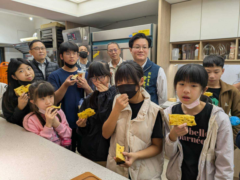 南市府攜手民間傳遞溫暖，弱勢兒少品嘗世界冠軍麵包。（圖片提供／台南市政府）