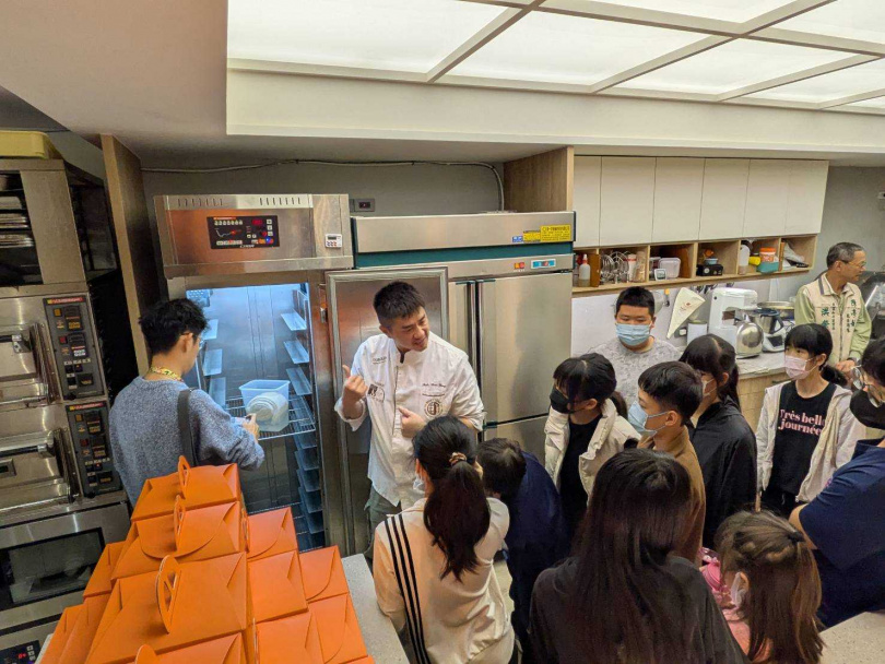 南市府攜手民間傳遞溫暖，弱勢兒少品嘗世界冠軍麵包。（圖片提供／台南市政府）