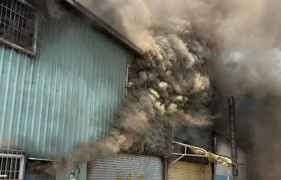 烈焰狂吞鐵皮屋。（翻攝畫面）