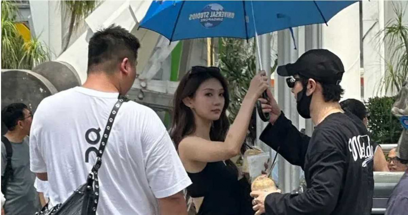 黃曉明在新加坡被網友直擊,與年輕女子同遊環球影城。(圖/翻攝自微博,最美的筆觸)