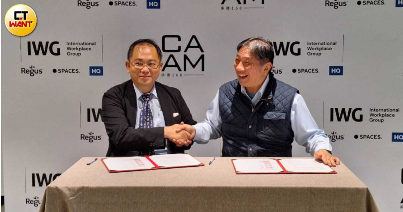 IWG集團台灣區總裁許恒豪與振業化工總經理潘唯浩簽署合作協議。（圖／林榮芳攝）