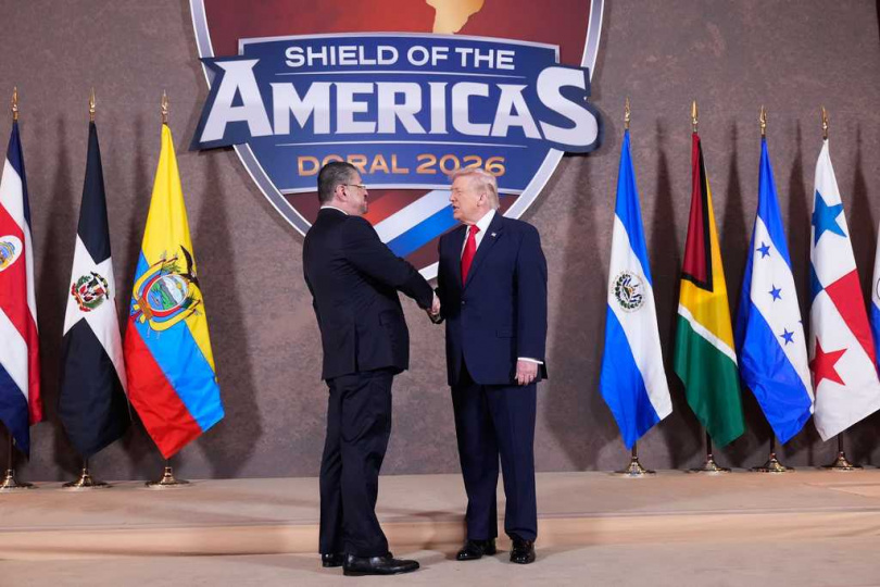 哥斯大黎加總統查維斯（左）與美國總統川普（右）出席區域會議，兩國在對古巴政策上立場趨於一致。