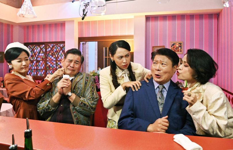 陳文山(右二)與馬國賢(左二)劇中上酒吧,卻被老婆逮著正著。（圖／台視）