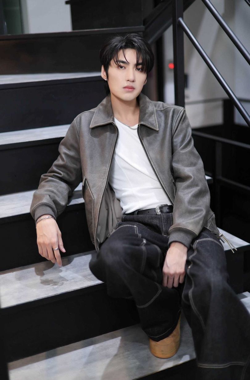 去年8月薛恩被本刊直擊和妙莎深夜一同返回住所。（圖／寬宏藝術提供）