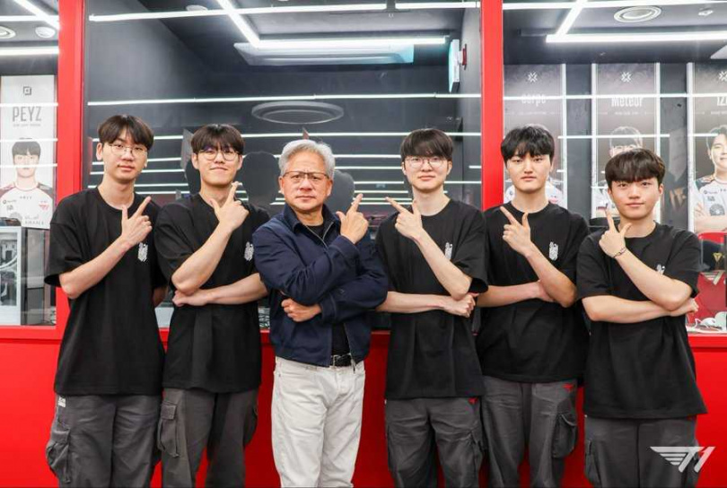 黃仁勳旋風訪韓,首站就選擇前往由T1經營的電競主題網咖,與戰隊成員見面交流。(圖/翻攝X @T1LoL)