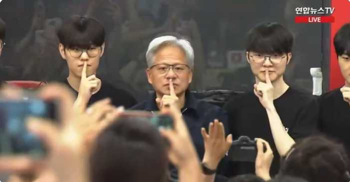 黃仁勳旋風訪韓,首站就選擇前往由T1經營的電競主題網咖,與戰隊成員見面交流。(圖/翻攝X @TeslaZoa)