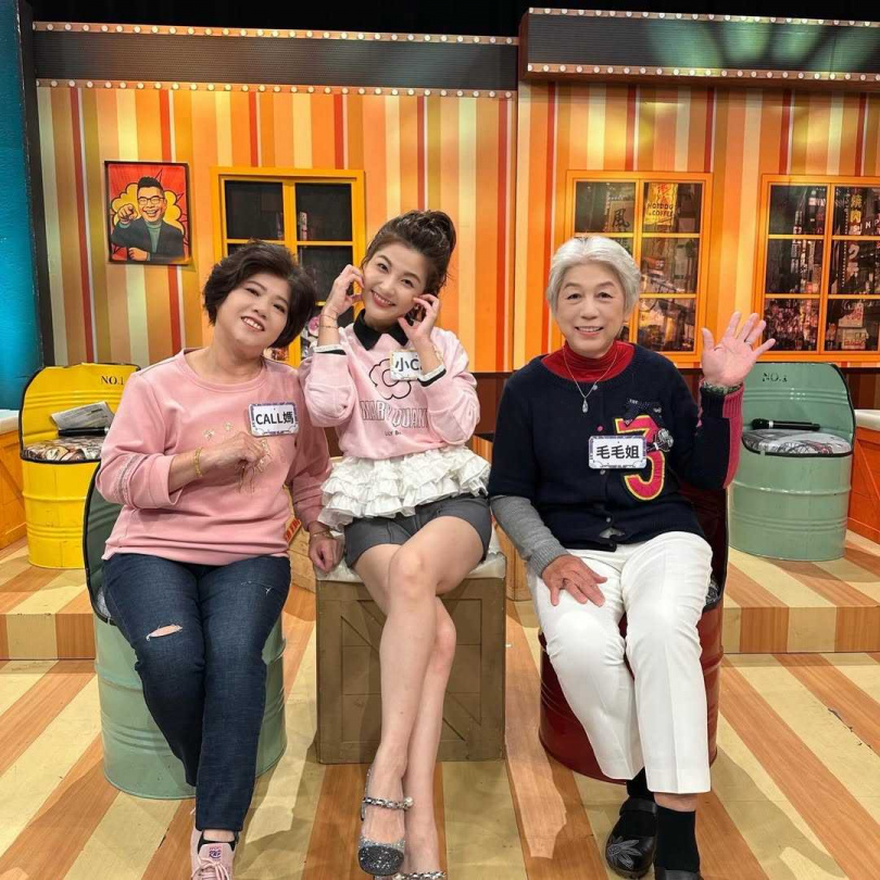 小CALL曾帶媽媽及婆婆「毛毛姐」同台錄製節目。(圖/翻攝自小Call IG)