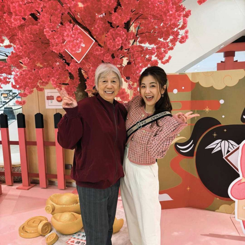 和婆婆感情融洽的小CALL,近年經常拍攝婆媳題材短片,曾創下百萬點閱紀錄。(圖/翻攝自小Call IG)