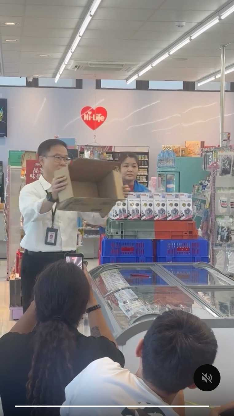 萊爾富主管打開商品點交,還秀出空箱,讓網友笑稱很專業。(圖/翻攝Threads/@qq.amos)