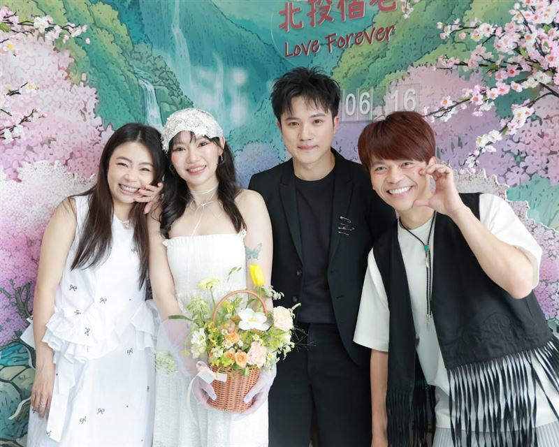 羅禁慾(左二)結婚,蔡阿嘎夫妻也獻上祝福。(圖/翻攝自IG @yga0721)