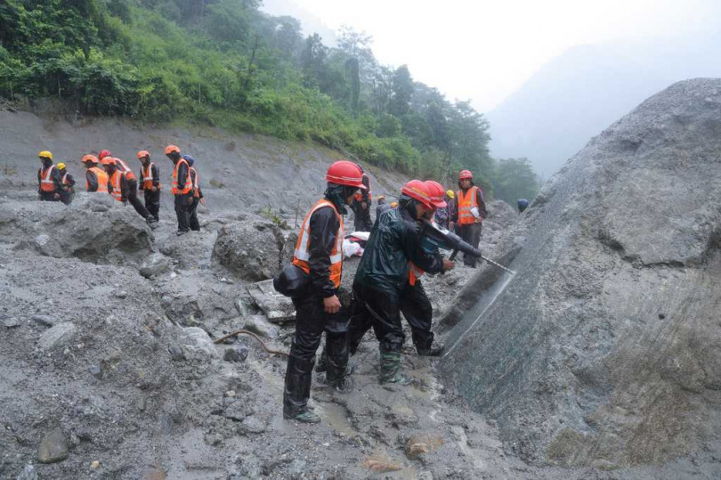 大陸方面投入110名救援人員及28套大型機具,搶修遭洪水與土石阻斷的G216國道。