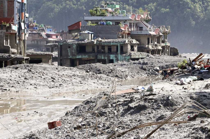 洪水與土石重創喜馬拉雅山區,大量泥沙、岩石沖毀道路及設施,讓搜救難度大增。