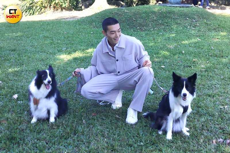 克服心理恐懼後，牧森重新跟狗狗接觸，變得更能以同理心跟狗狗相處。（圖／楊澍攝）