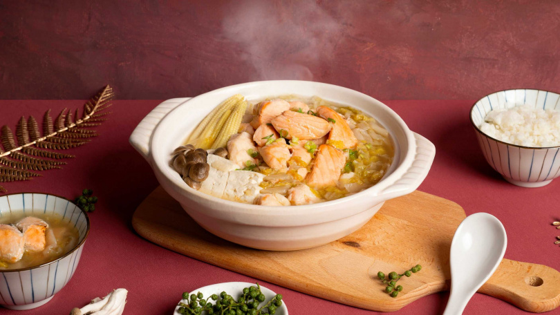 美威「青花椒酸菜鮭魚鍋」以雞湯基底結合東北酸白菜與青花椒帶出醇、香、酸、甘滋味,象徵蛇年「年年有餘」。(圖/美威鮭魚提供)