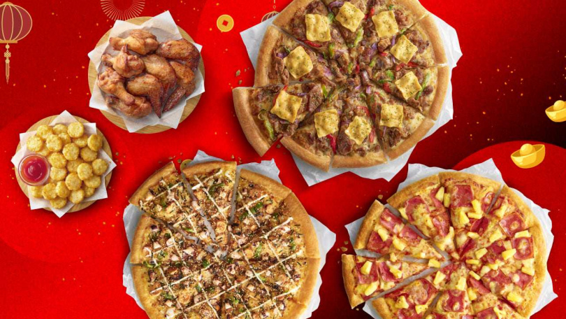 「開運過年團圓餐」以3個大比薩搭配副食及薯金幣,最低只要1,088元。(圖/必勝客提供)