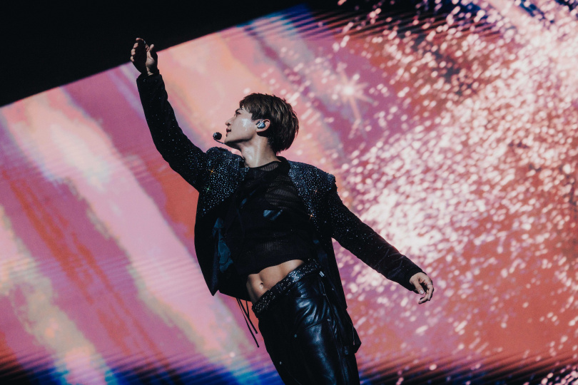 珉豪大秀招牌冰塊肌。（圖／開麗娛樂提供）