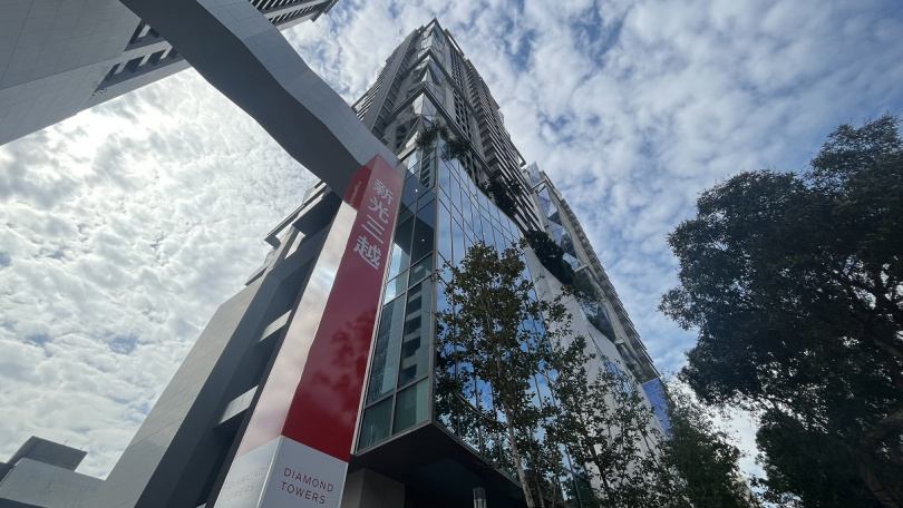 該案地段精華,位於捷運忠孝復興站及SOGO百貨旁,1~4樓已有新光三越百貨進駐。(圖/東森財經張琬聆攝)