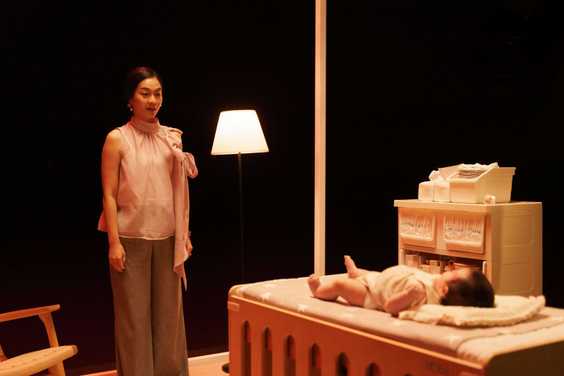 陳雪甄在劇中有幫寶寶換尿布的戲碼。(圖/公視提供)