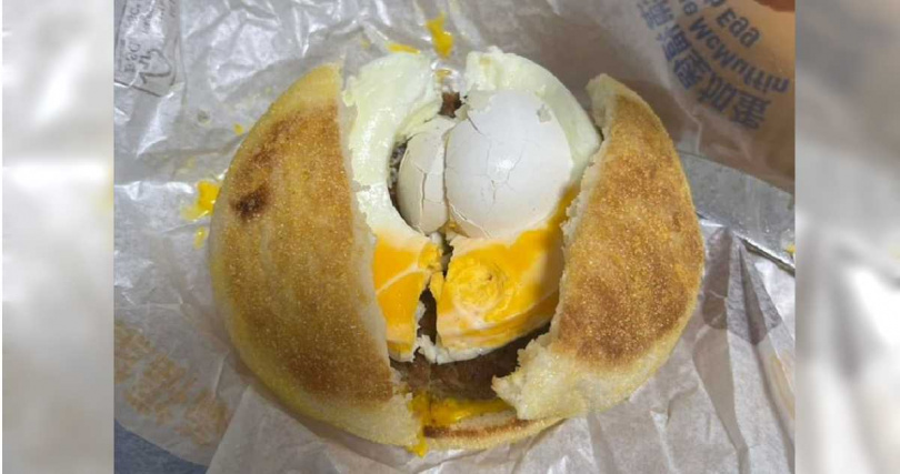 新北市一名家長控訴，他透過外送平台向麥當勞中和店點了早餐，怎料切開漢堡時竟發現「一片完整蛋殼」，讓他超級傻眼。（圖／擷取自Facebook／我是中和人）