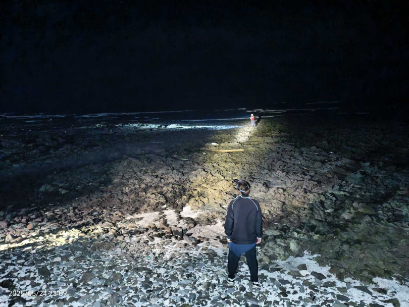 澎湖縣西嶼鄉59歲盧姓女子昨晚前往海邊夜照撿拾貝類後失聯，機車遺留岸邊。警消及岸巡單位徹夜搜救，惟海象惡劣增加搜救難度，至今仍未尋獲失蹤者。（圖／翻攝澎湖日報）